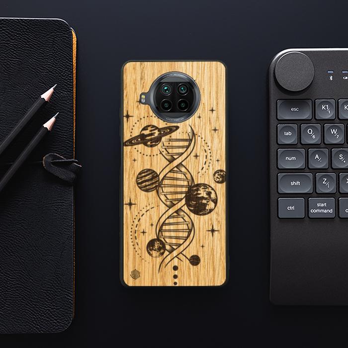 Xiaomi Mi 10T lite Drewniane etui na telefon - Space DNA (dąb)