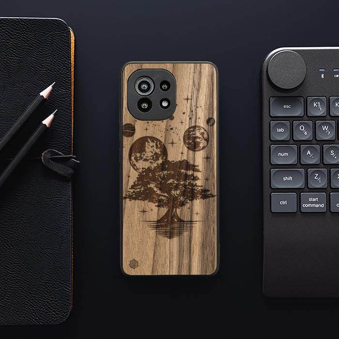 Xiaomi Mi 11 lite / 5G / 5G NE Handyhülle aus Holz – Galaktischer Garten