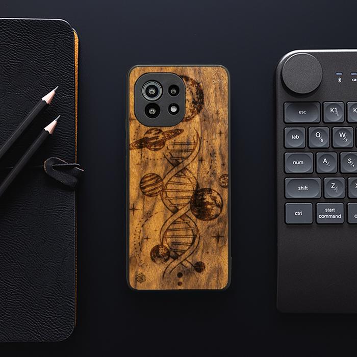 Xiaomi Mi 11 lite / 5G / 5G NE Handyhülle aus Holz – Space DNA (Imbuia)