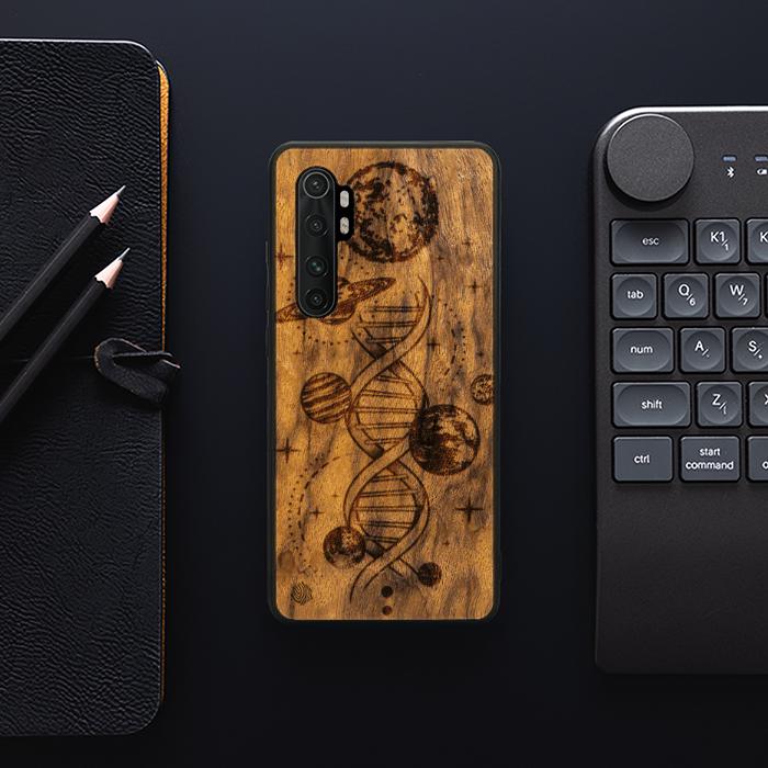 Xiaomi Mi NOTE 10 lite 10 lite Handyhülle aus Holz – Space DNA (Imbuia)