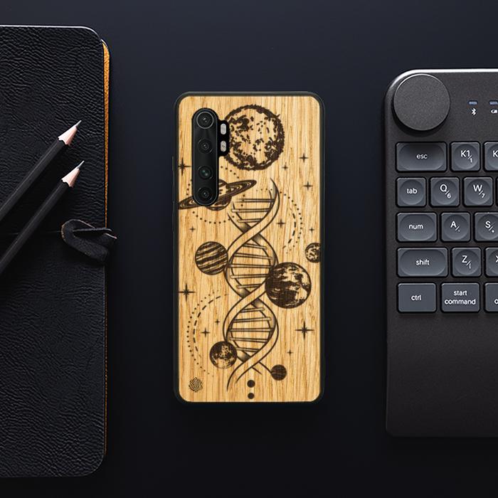 Xiaomi Mi NOTE 10 lite Drewniane etui na telefon - Space DNA (dąb)