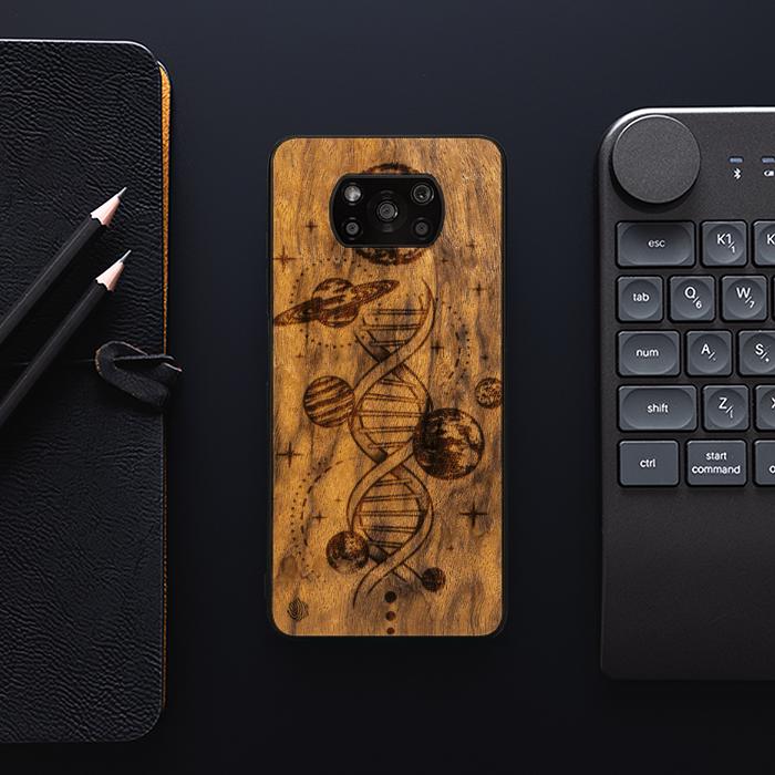 Drewniane etui na telefon Xiaomi POCO X3 / X3 Pro - kosmiczne DNA (Imbuia)