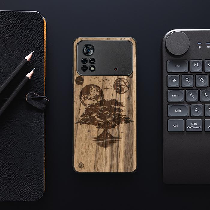 Xiaomi POCO X4 Pro 5G Handyhülle aus Holz - Galaktischer Garten