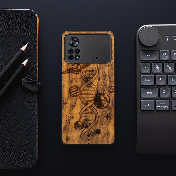 Xiaomi POCO X4 Pro 5G Drewniane etui na telefon - kosmiczne DNA (Imbuia)