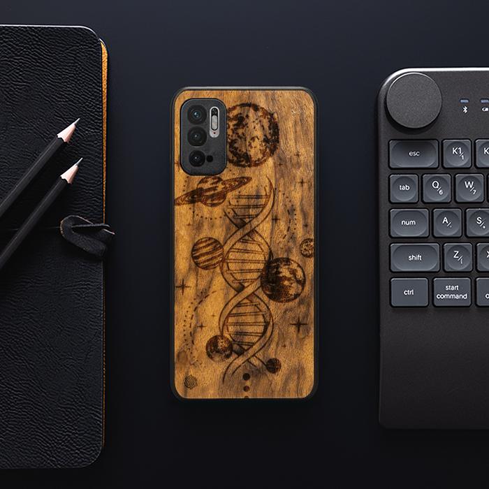 Xiaomi REDMI NOTE 10 5G 10 5G Handyhülle aus Holz – Space DNA (Imbuia)